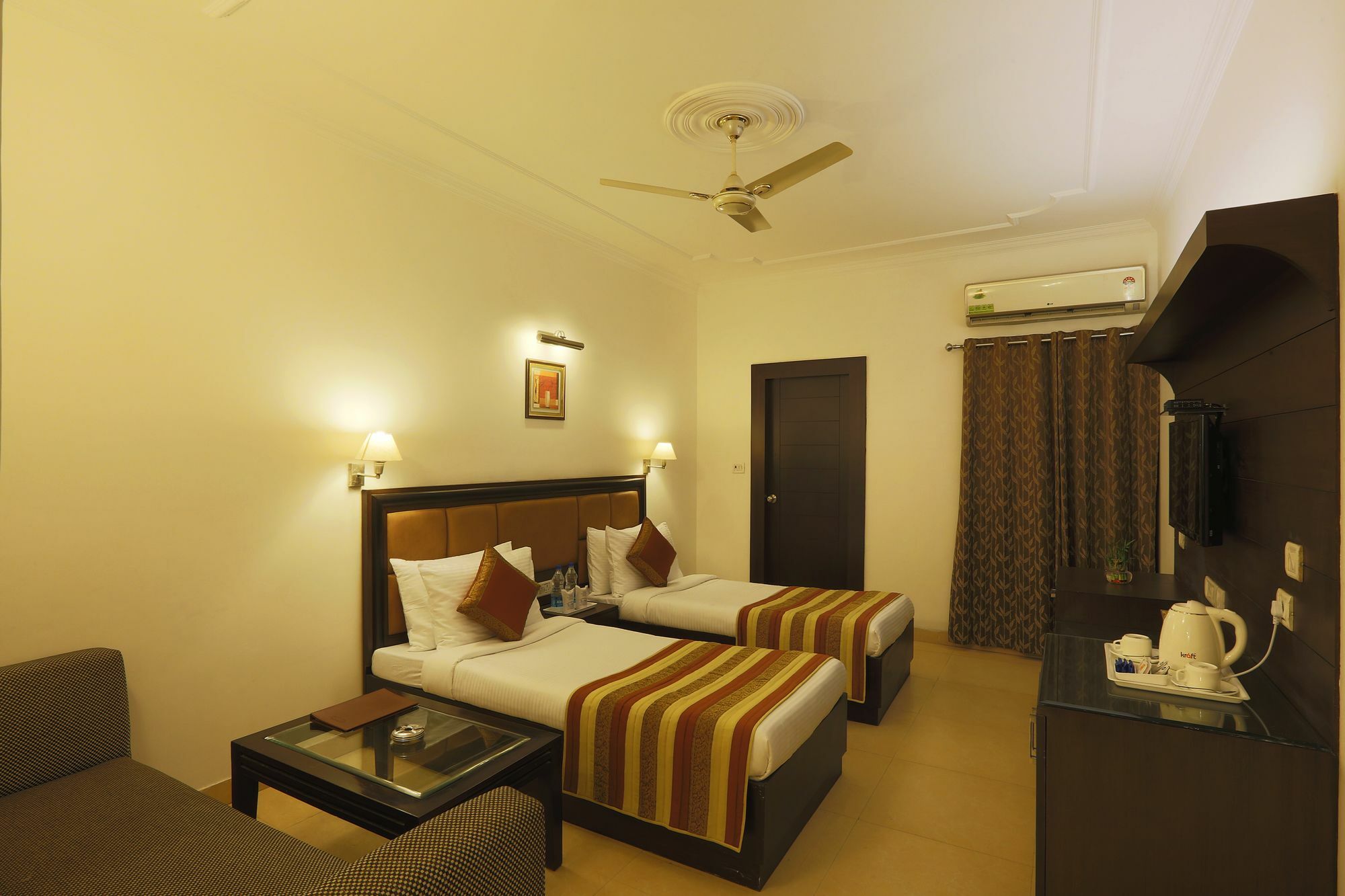 Hotel Townhouse 517 La Sapphire Near Delhi Airport à New Delhi Extérieur photo
